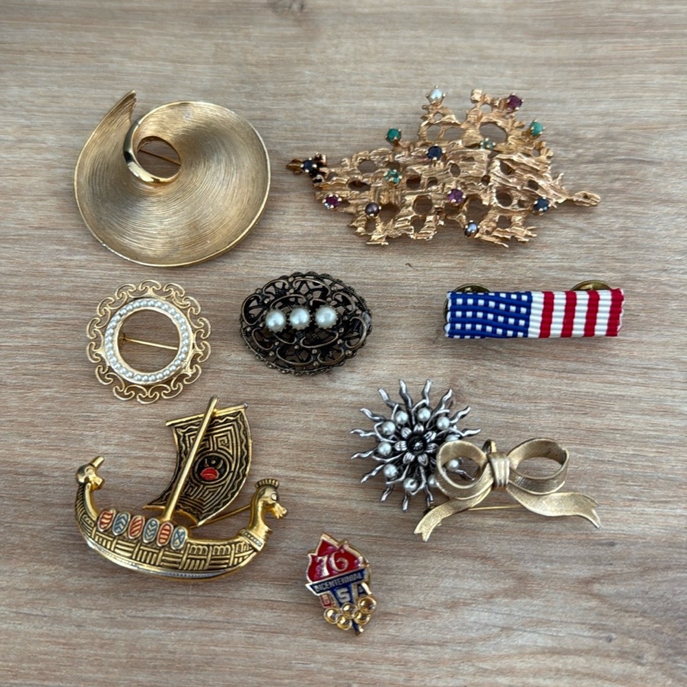 Assorted vintage pins